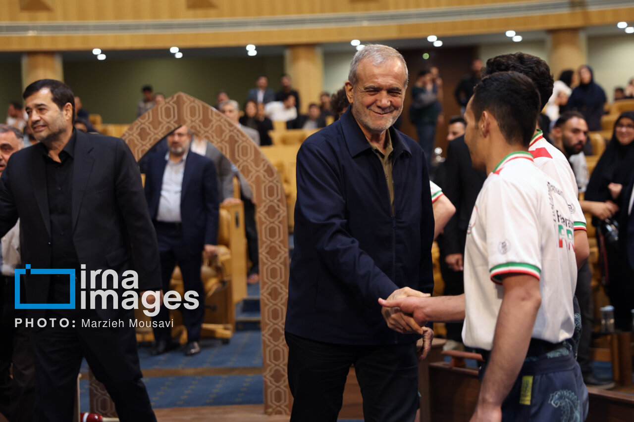 پزشکیان وسط گود؛ تصاویر دیدار صمیمی با بهترین‌های ورزش ایران