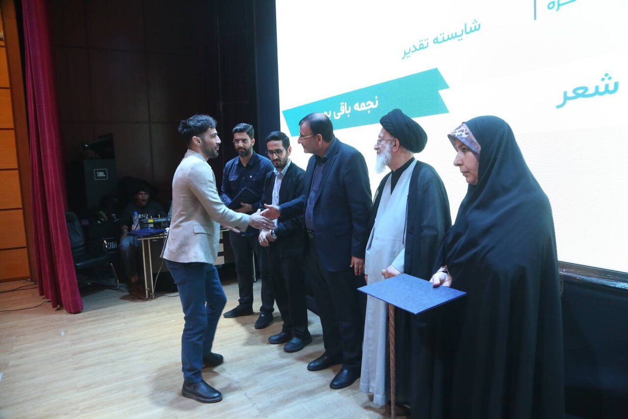 تجلیل از برگزیدگان کنگره بین المللی امام هادی(ع)