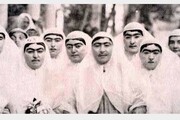 تصویر جالب از یک زن عهد قاجار با بادبزن در آتلیه موسیو آنتوان