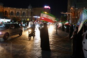 این دختر جوان هر شب در خیابان شعار  خون‌خواهی رهبر شهید را سر می‌دهد...| ببینید