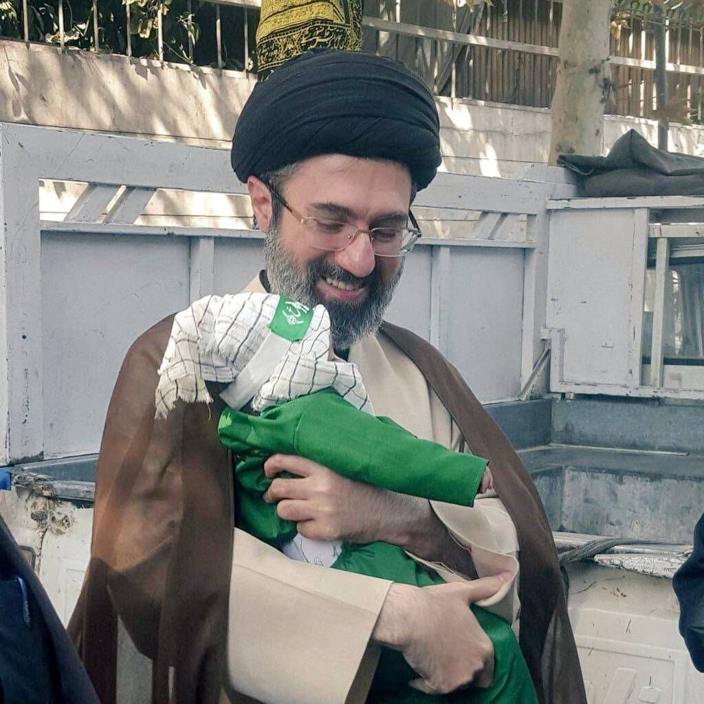 تصویر کمتر دیده شده از رهبر انقلاب با نوزاد در آغوش