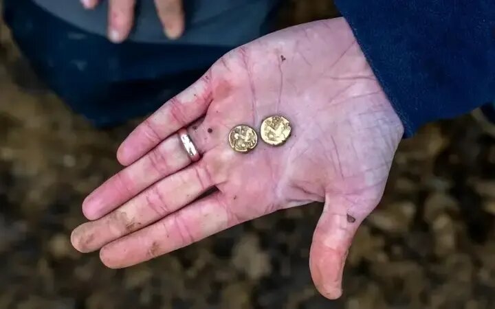 کشف دو سکۀ طلایی در محل بزرگترین گنجینه طلای عصر آهن بریتانیا + عکس