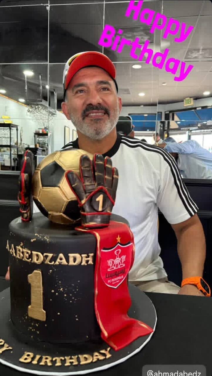 جشن تولد عابدزاده در آمریکا با کیک پرسپولیس | عکس