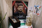 شلوار قاب شده بر دیوار؛ تصاویر دیده‌نشده از وسایل شخصی شهید نکوئی در لحظه شهادت | دیدار اعضای دفتر رهبر شهید انقلاب با خانواده این شهید