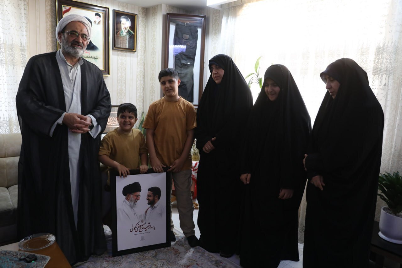 شلوار قاب شده بر دیوار؛ تصاویر دیده‌نشده از وسایل شخصی شهید نکوئی در لحظه شهادت | دیدار اعضای دفتر رهبر شهید انقلاب با خانواده این شهید