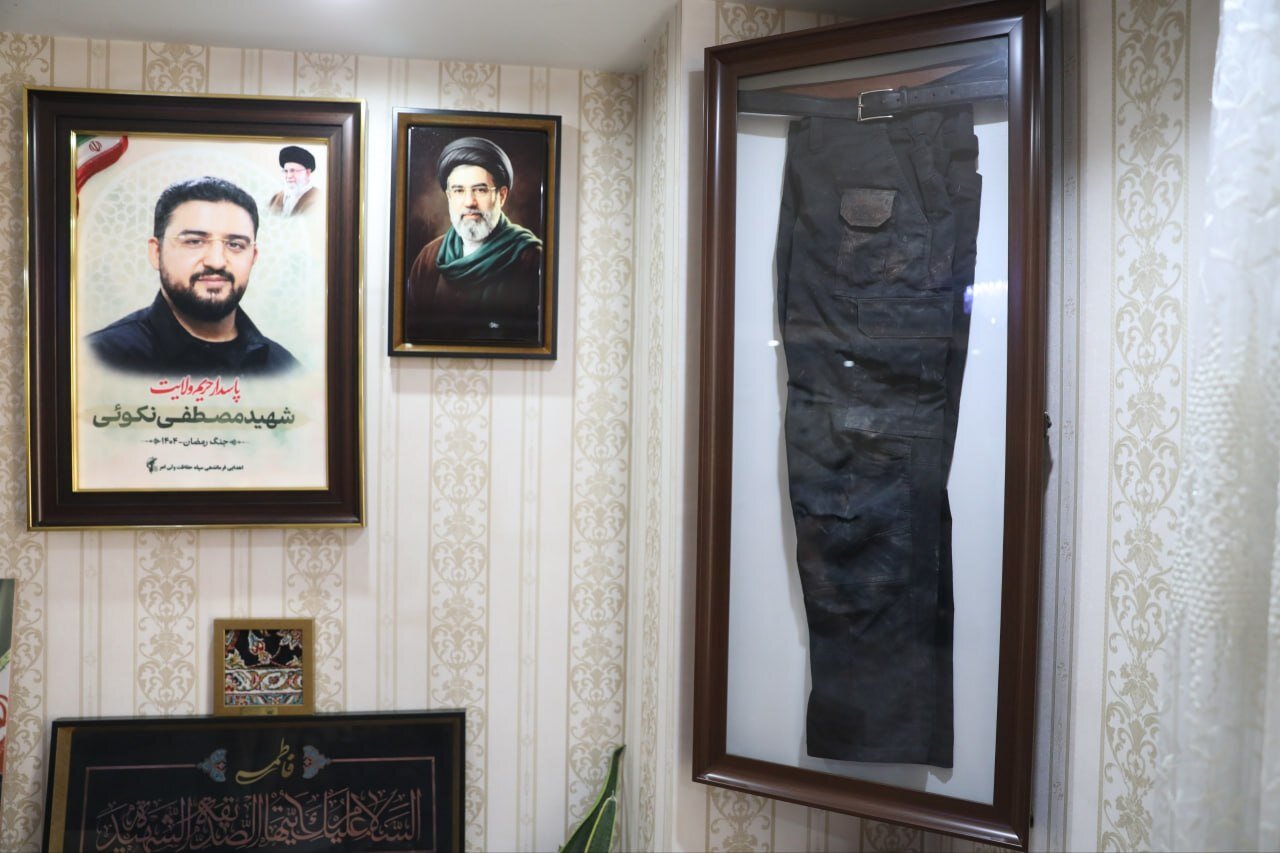 شلوار قاب شده بر دیوار؛ تصاویر دیدهنشده از وسایل شخصی شهید نکوئی در لحظه شهادت | دیدار اعضای دفتر رهبر شهید انقلاب با خانواده این شهید