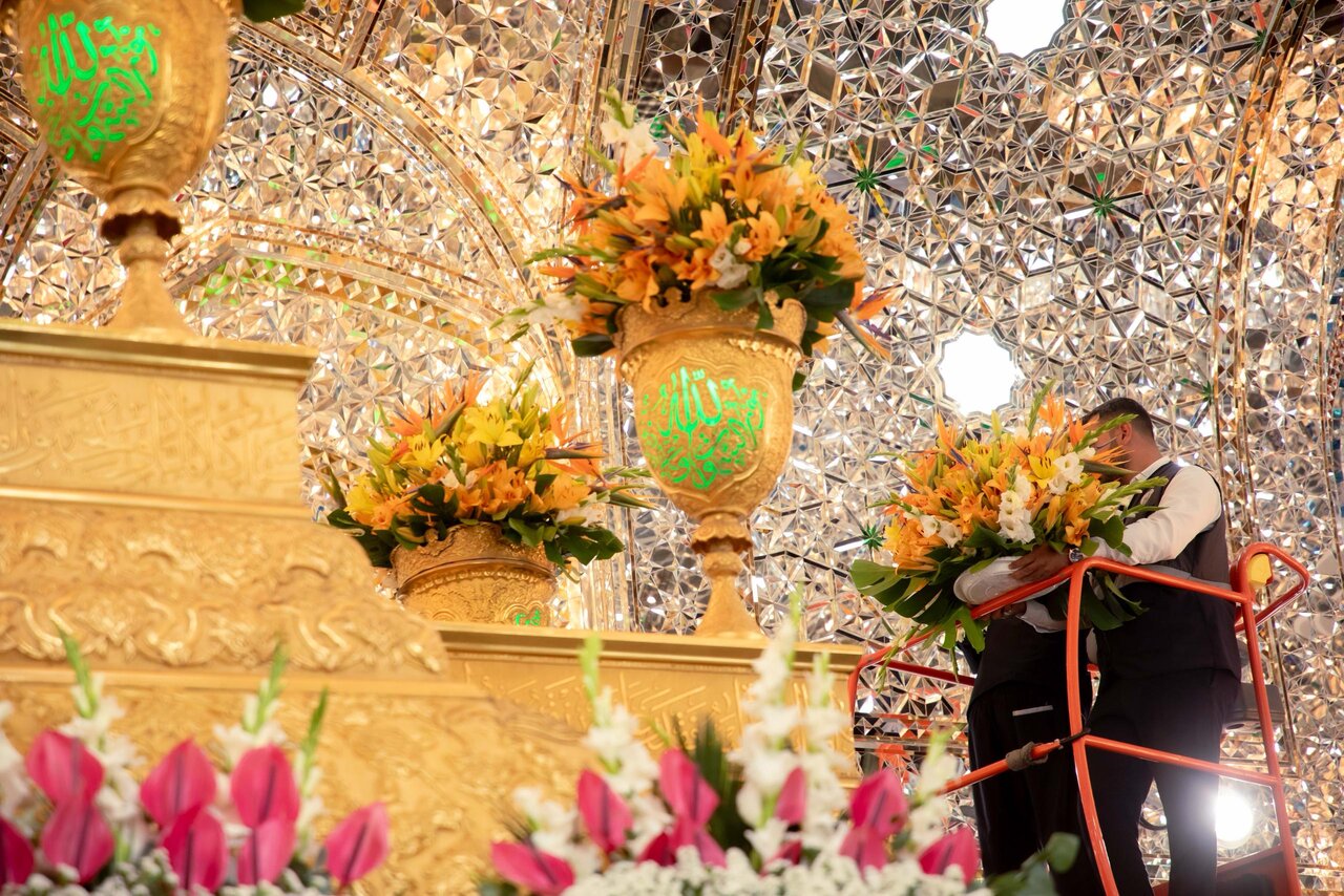 تصاویر گل‌آرایی زیبای ضریح امام حسین(ع) | ببینید