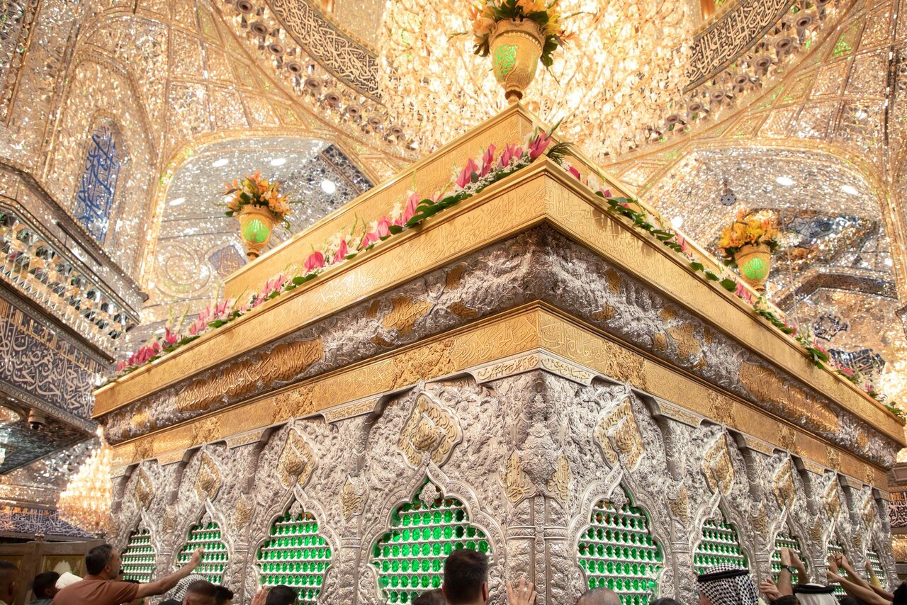 تصاویر گل‌آرایی زیبای ضریح امام حسین(ع) | ببینید