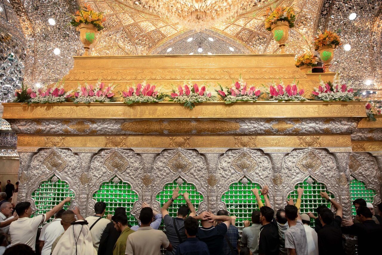 تصاویر گل‌آرایی زیبای ضریح امام حسین(ع) | ببینید