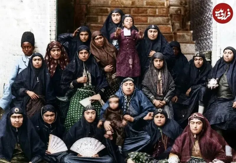 همسران ناصرالدین‌شاه در حیاط کاخ سلطنت آباد