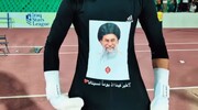 دروازه‌بان عراقی با تصویری از رهبر شهید ایران به زمین مسابقه رفت + فیلم