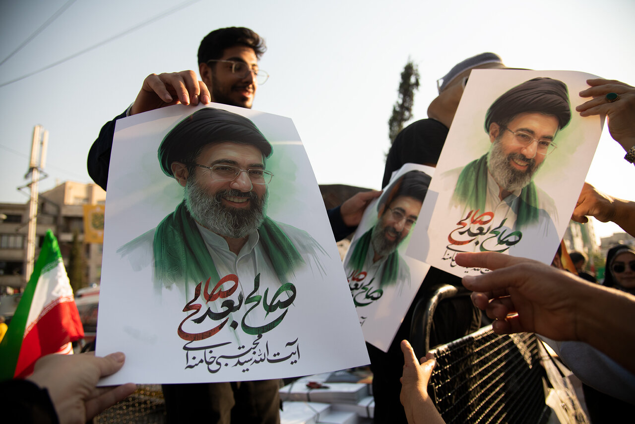طنین بیعت در مسیر آزادی | نگاهی به حضور پرشور خانوادههای تهرانی در مهمونی 10 کیلومتری غدیر از شرق تا غرب پایتخت