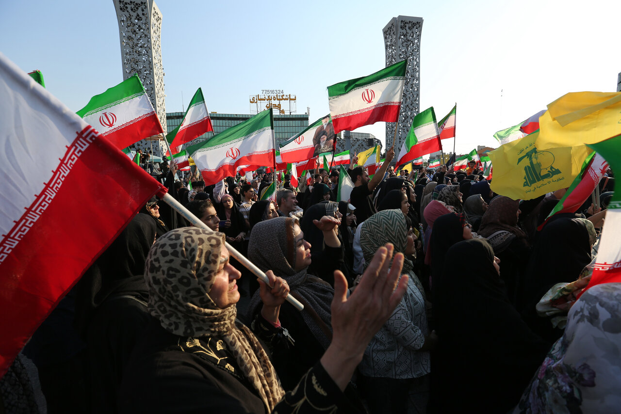 طنین بیعت در مسیر آزادی |‌ نگاهی به حضور پرشور خانواده‌های تهرانی در مهمونی 10 کیلومتری غدیر از شرق تا غرب پایتخت