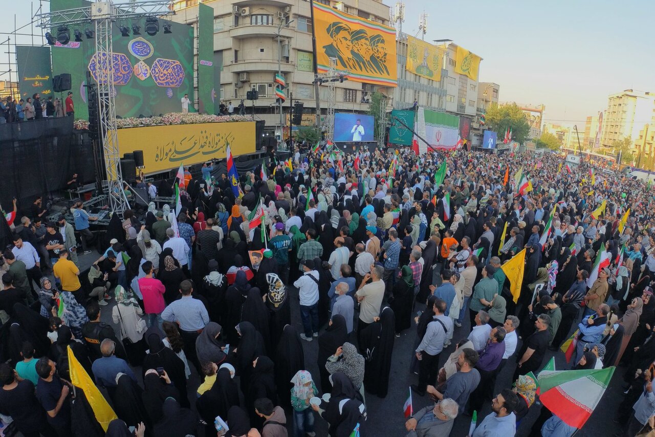 طنین بیعت در مسیر آزادی | نگاهی به حضور پرشور خانوادههای تهرانی در مهمونی 10 کیلومتری غدیر از شرق تا غرب پایتخت