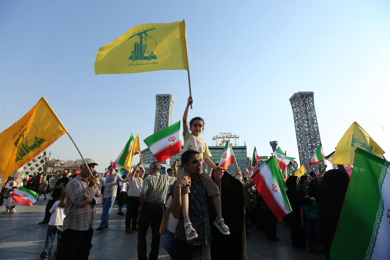 طنین بیعت در مسیر آزادی | نگاهی به حضور پرشور خانوادههای تهرانی در مهمونی 10 کیلومتری غدیر از شرق تا غرب پایتخت
