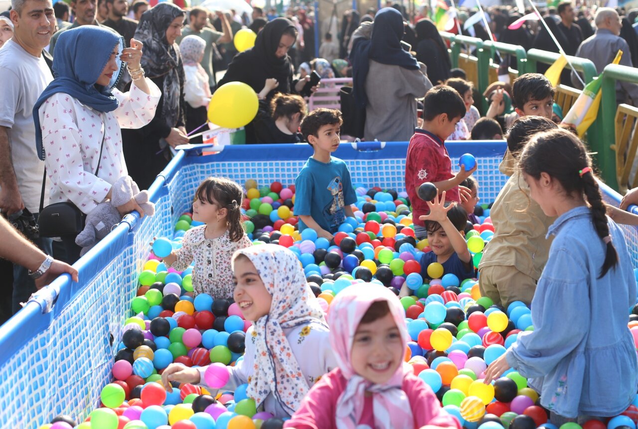 طنین بیعت در مسیر آزادی | نگاهی به حضور پرشور خانوادههای تهرانی در مهمونی 10 کیلومتری غدیر از شرق تا غرب پایتخت