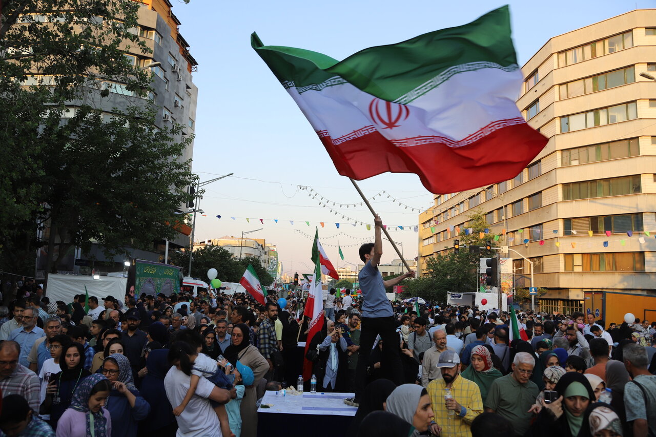 طنین بیعت در مسیر آزادی | نگاهی به حضور پرشور خانوادههای تهرانی در مهمونی 10 کیلومتری غدیر از شرق تا غرب پایتخت