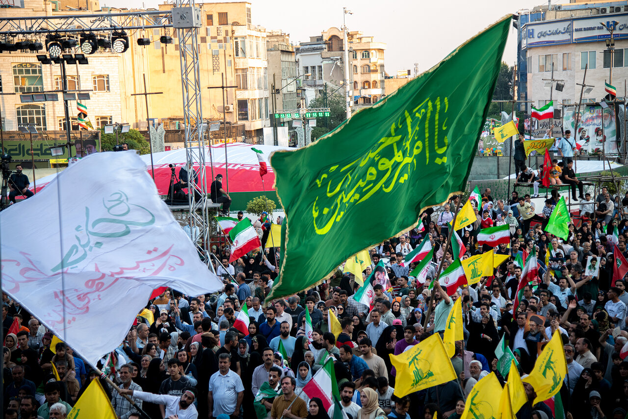 طنین بیعت در مسیر آزادی | نگاهی به حضور پرشور خانوادههای تهرانی در مهمونی 10 کیلومتری غدیر از شرق تا غرب پایتخت