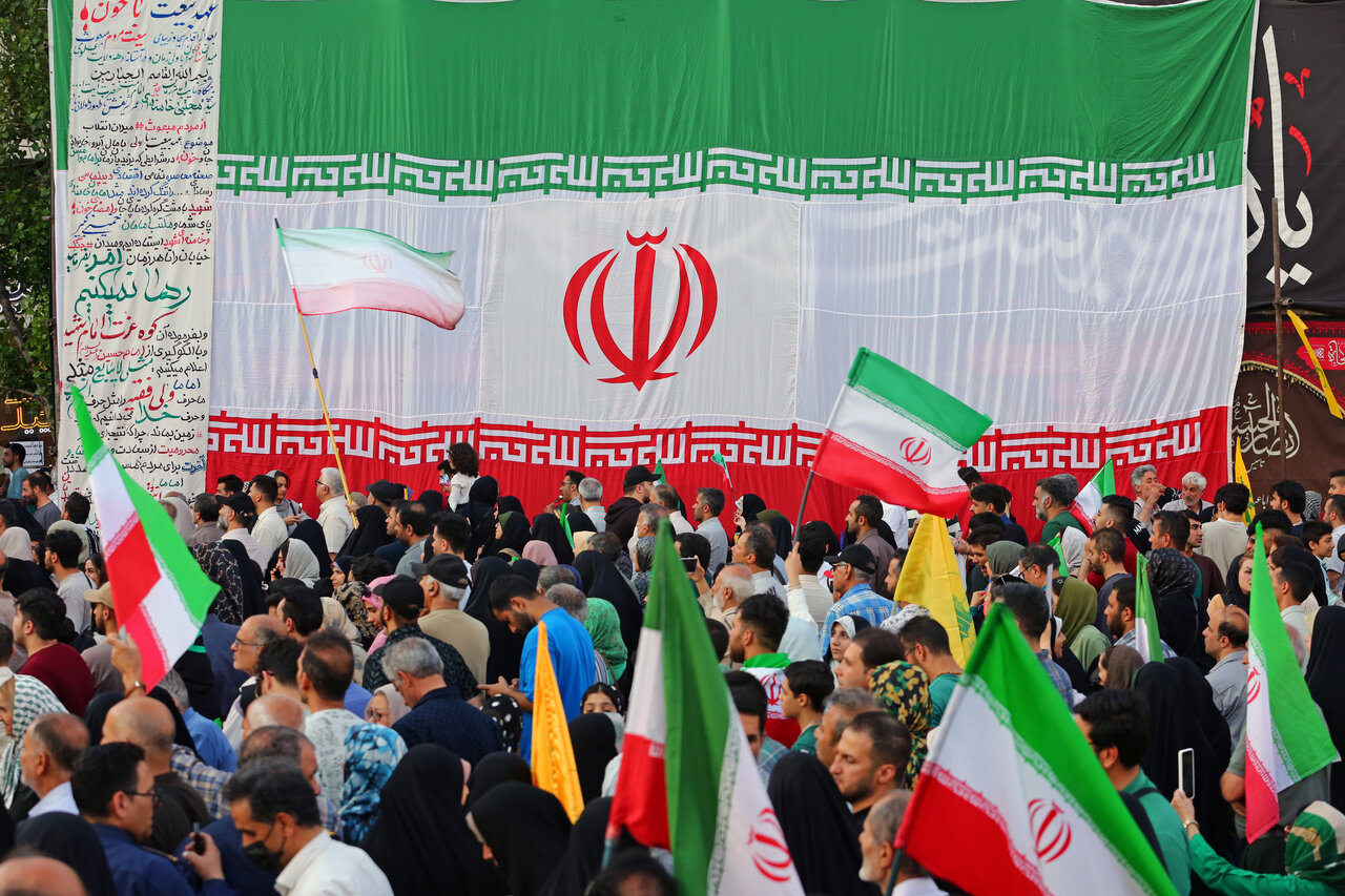 طنین بیعت در مسیر آزادی | نگاهی به حضور پرشور خانوادههای تهرانی در مهمونی 10 کیلومتری غدیر از شرق تا غرب پایتخت