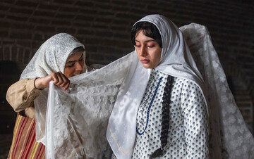 تصاویری جالب از بازیگران زن «بامداد خمار» در پشت صحنه سریال | عکسی به سبک دوران قاجار