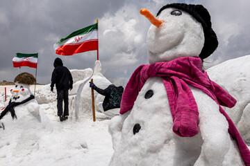 تصاویر دیدنی از پرچم ایران بر دوش آدم‌برفی‌ها | ابتکار جالب در ارتفاعات توچال