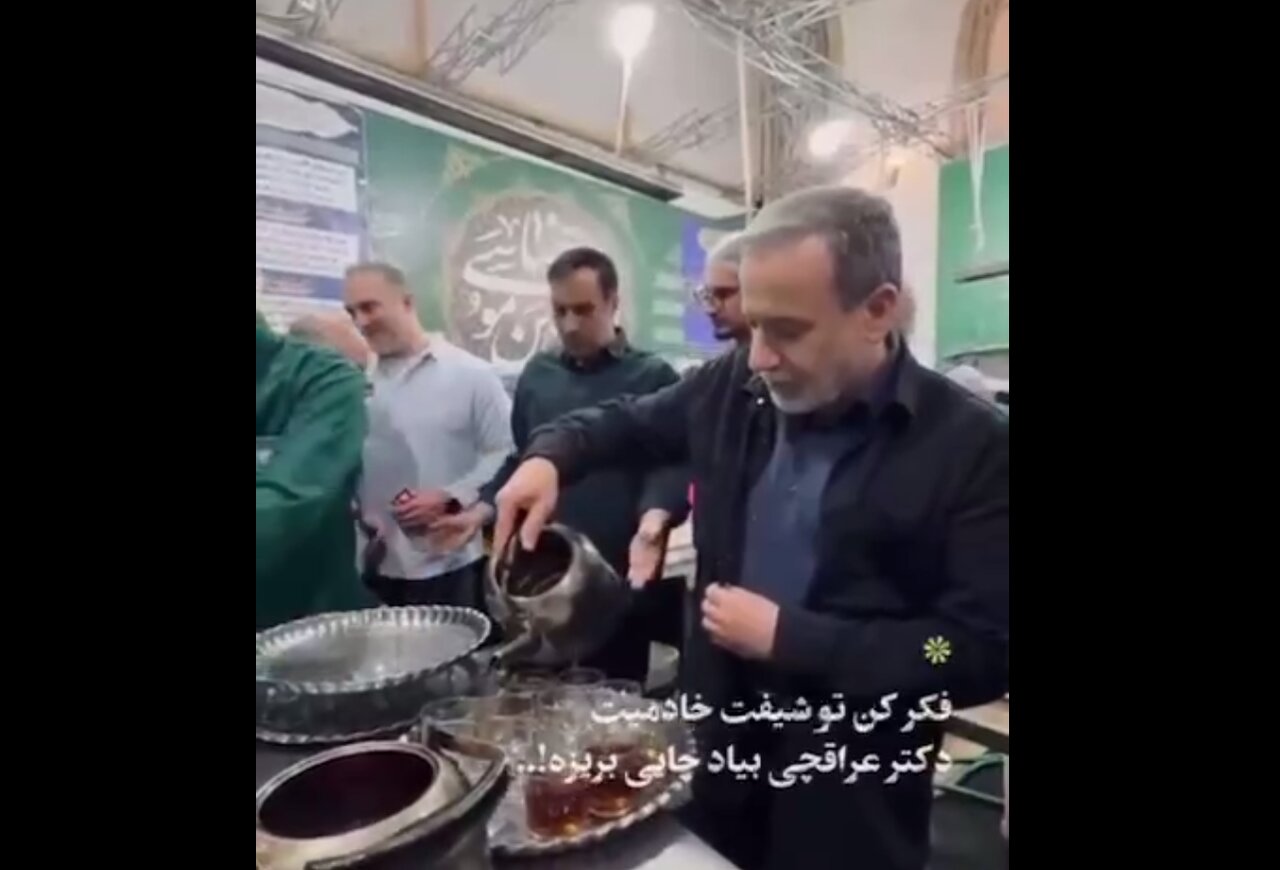 آقای وزیر در حال ریختن چای! + ویدئو | تصاویری از حضور عراقچی در چایخانه حرم امام رضا(ع)