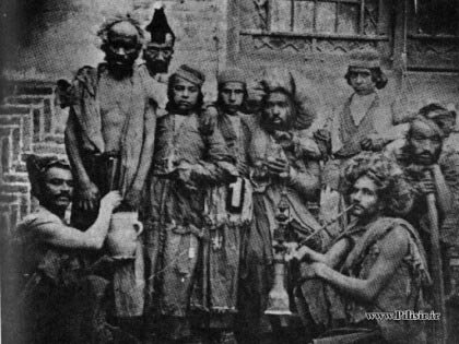چهره عجیب دلقکهای ناصرالدین شاه را در این عکس ببینید