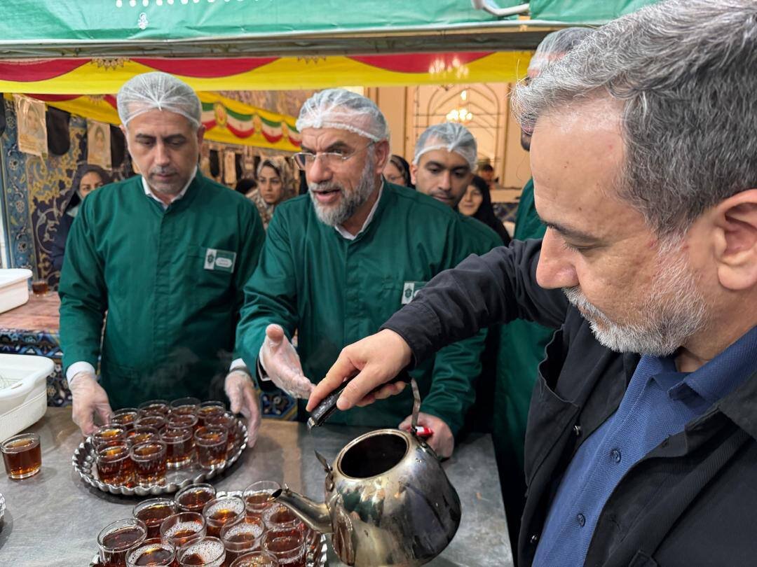 پذیرایی بیتکلف عراقچی از زائران در چایخانه حرم امام رضا(ع) | تصاویر