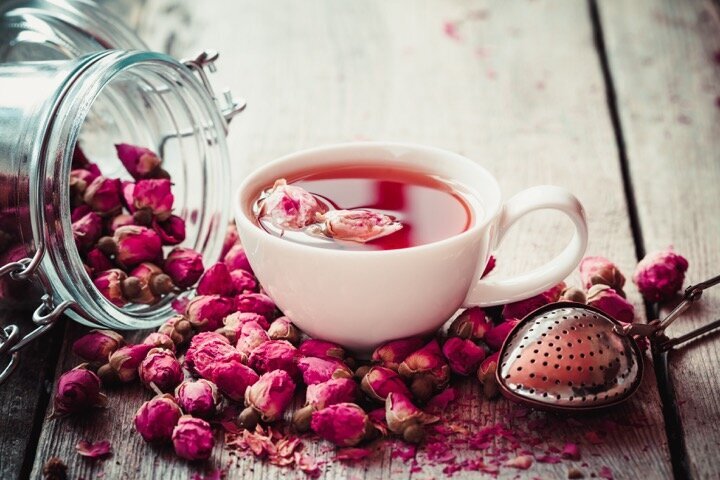 ۵ دمنوش آرام‌بخش وقتی ذهنتان شلوغ است؛ بدون خواب‌آلودگی | این گیاه به «گیاه آرامش» معروف است