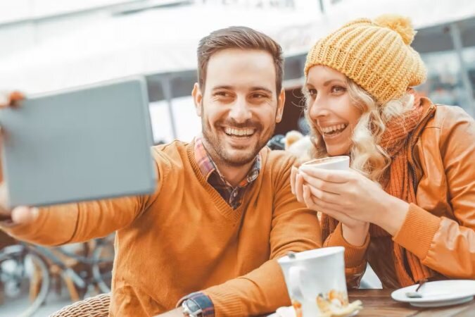 زوجهای خوشبخت قبل از خواب چه کارهایی انجام میدهند؟ | ۷ عادت شبانه زوجها برای حفظ صمیمت و عشق