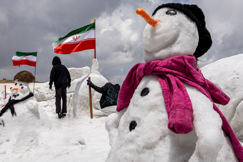 تصاویر دیدنی از پرچم ایران بر دوش آدم‌برفی‌ها | ابتکار جالب در ارتفاعات توچال
