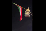 اقدام جالب یک روحانی و بالارفتن از جرثقیل! | ویدئو