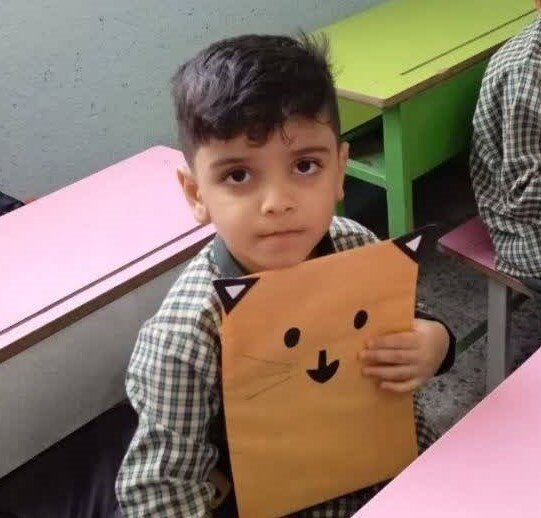 آغوشِ معلم شهید؛ آخرین پناهگاه همایون | روایتی کودکی که از میناب پرواز کرد