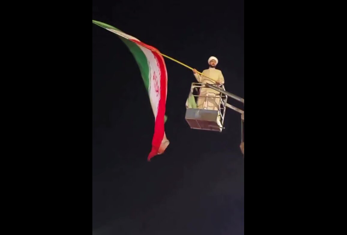اقدام جالب یک روحانی و بالارفتن از جرثقیل! | ویدئو