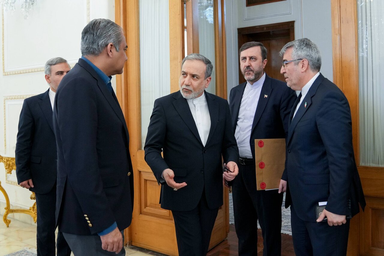 تصاویری از تقدیم پیام ویژه دولت پاکستان برای رهبر انقلاب به عراقچی