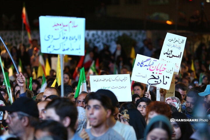 صدمین شب تجمع مردمی در میدان انقلاب