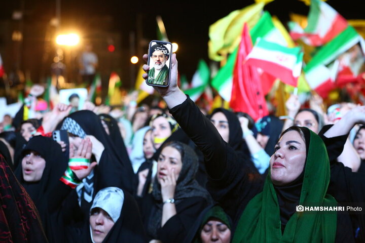 صدمین شب تجمع مردمی در میدان انقلاب