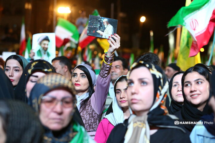 صدمین شب تجمع مردمی در میدان انقلاب