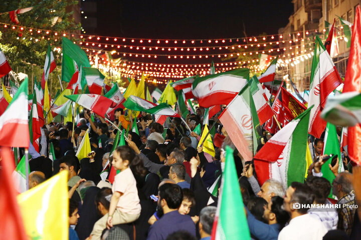 صدمین شب تجمع مردمی در میدان انقلاب