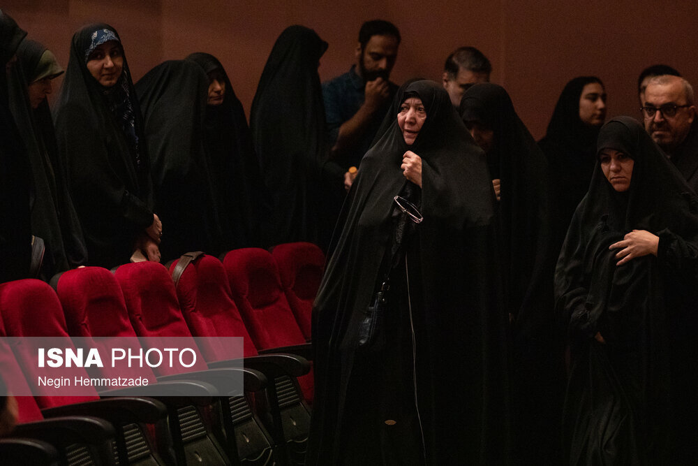تصاویر حدادعادل و همسرش در سوگواره صدمین روز شهادت دخترشان | گریه های بی امان حداد عادل را ببینید