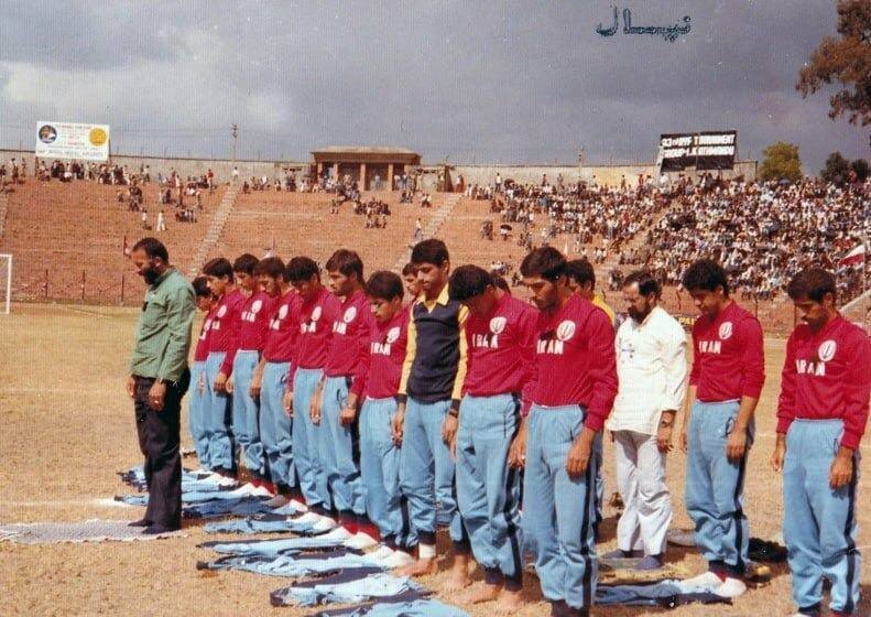 تصویر جالب از نماز جماعت بازیکنان تیم‌ملی در زمین فوتبال