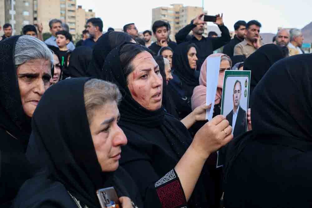 تصاویر وداع جانسوز خانواده ها با ۲ شهید پدافند ارت