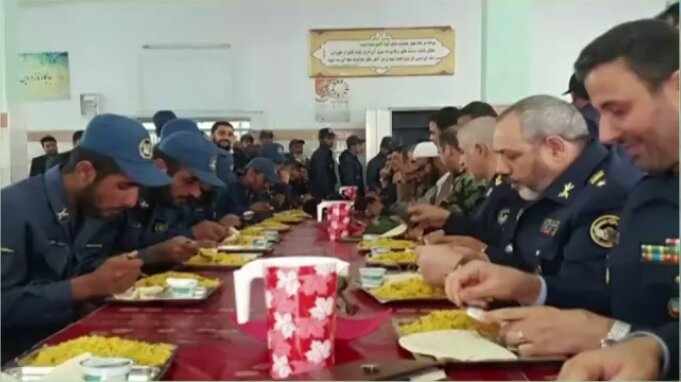 تصویر کمتر دیده شده از وزیر دفاع در ناهارخوری سربا