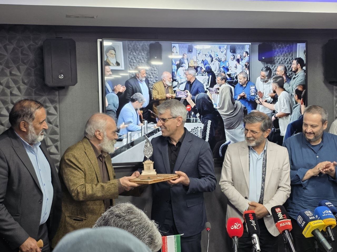 «سرو سیمین» به اسماعیل بقائی رسید + تصاویر | تقدیر شاعران از سخنگوی شاعر