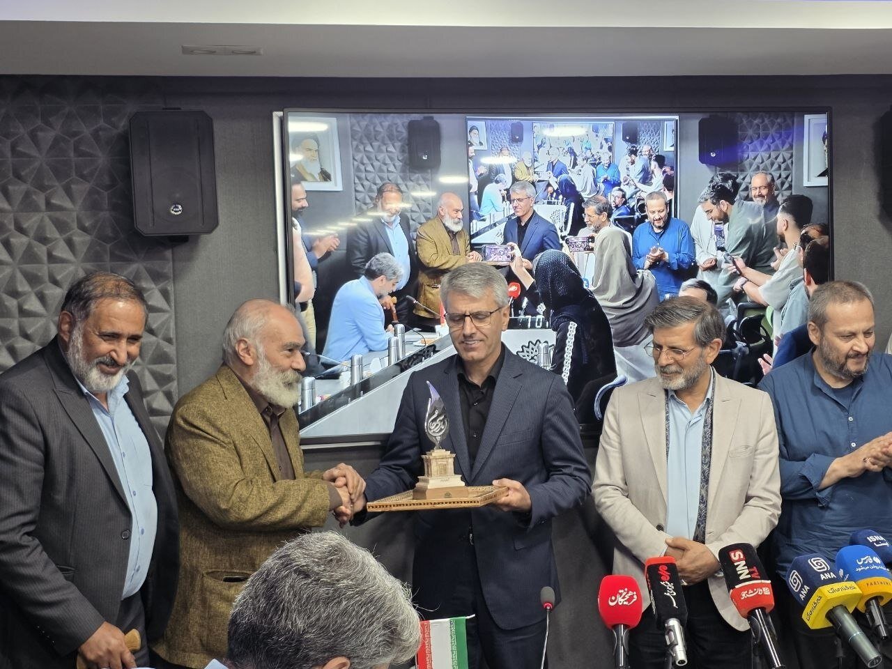 «سرو سیمین» به اسماعیل بقائی رسید + تصاویر | تقدیر شاعران از سخنگوی شاعر