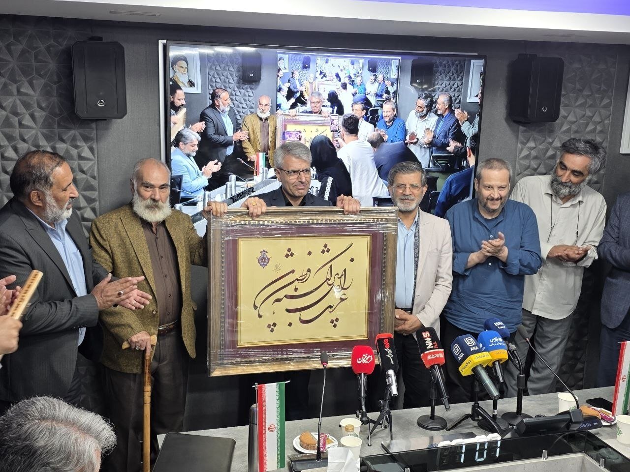 «سرو سیمین» به اسماعیل بقائی رسید + تصاویر | تقدیر شاعران از سخنگوی شاعر