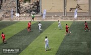 فوتبال در کنار ویرانه‌های جنوب تهران