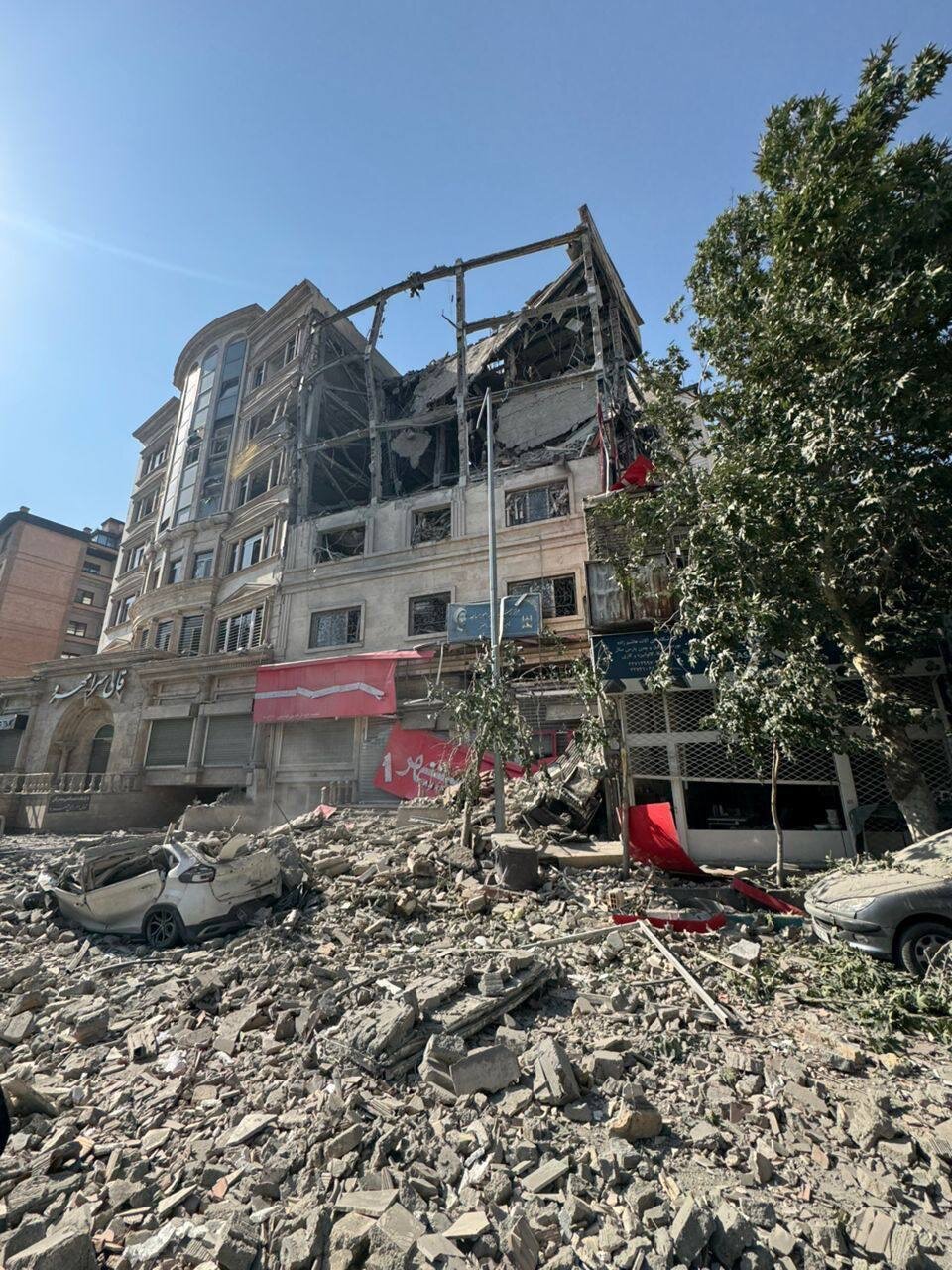 ناگفتههایی از ساعت صفر حمله به میدان تجریش | جستجوی دلهره آور یک زن برای پایی که موشک جدا کرد | سبزی فروش محل از شدت انفجار ناپدید شد
