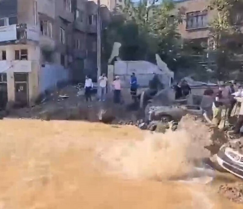 ناگفته‌هایی از ساعت صفر حمله به میدان تجریش | جستجوی دلهره آور یک زن برای پایی که موشک جدا کرد | سبزی فروش محل از شدت انفجار ناپدید شد