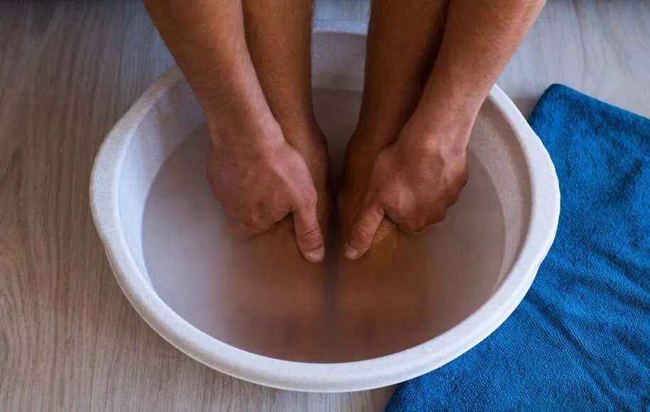 مجبورید به خاطر شغلتان زیاد سر پا بایستید؟ با چند ترفند ساده درد پا را به حداقل برسانید